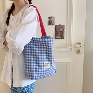 Grand cabas en toile à carreaux bleus et blancs avec bandoulières roses pour femme