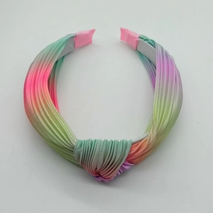 Cerchietto plissettato sfumato arcobaleno con finitura satinata lucida su sfondo bianco