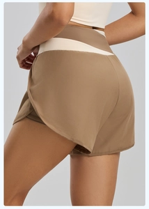 Détail du short de sport kaki avec design double couche et taille contrastée crème