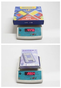 Magnetic Klotski sliding puzzle weight measurement comparison showing 447.6g and 200.4g