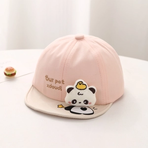 Détail de la casquette rose pour bébé avec poupée panda 3D et broderie sur coton