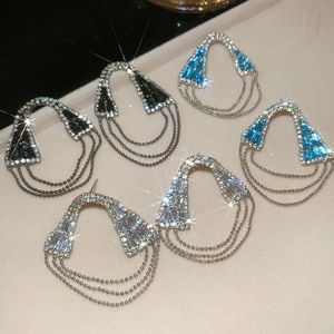 Vue détaillée des boucles d'oreilles zircon avec triple frange en argent et bleu royal