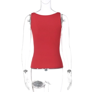Detail des figurbetonten roten Tanktops mit U-Ausschnitt am Rücken auf einer Schaufensterpuppe