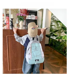 Detailweergave van grote kinderrugzak met elastische koorden en modieus logo-embleem