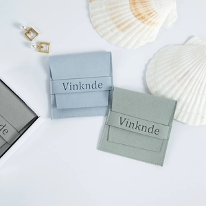 Vue à plat de pochettes à bijoux colorées en microfibre velours avec fermeture à pression