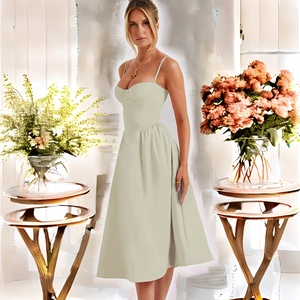 Détail de la robe d'été vert clair avec fines bretelles, décolleté cœur et taille ajustée