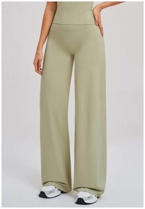 Détail du pantalon de yoga brossé à taille haute vert sauge avec taille plissée
