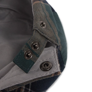 Casquette rétro à carreaux avec boutons pression métalliques réglables à l'arrière