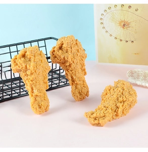 Dettaglio macro di tre modelli realistici di cosce di pollo fritto per fotografia food