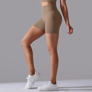 Détail du short de yoga marron sans couture taille haute avec texture côtelée et galbant