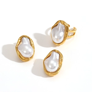 Parure en acier titane doré avec perles irrégulières comprenant bague et boucles