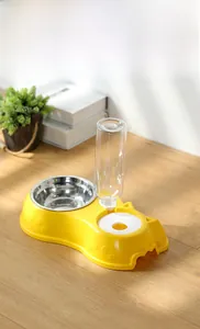Détail du socle gravé de pattes de chat et du distributeur d'eau par gravité pour animaux