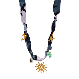 Collier en acier inoxydable plaqué or 18 carats avec ruban bleu et pendentifs marins