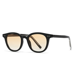 Retro schwarze Vollrand-Sonnenbrille mit orangefarbenen Verlaufsgläsern und Metallnieten