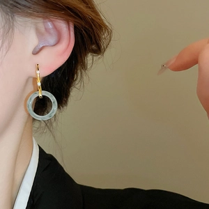Boucles d'oreilles anneaux en résine verte style chinois avec crochets dorés et diamants