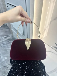 Pochette de soirée élégante en velours bordeaux avec poignée dorée et fermoir feuille