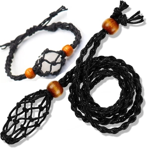 Detail der verstellbaren schwarzen Makramee-Halterung für Kristalle mit Holzperlen