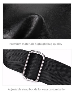 Detail van zwart getextureerd leer en verstelbare nylon riem met zilveren metalen gesp
