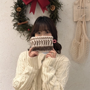 Detailed texture of plush knit coin purse with brown white grey wave pattern and pink tab