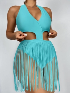 Détail d'un monokini dos nu bleu canard avec découpes latérales et jupe longue à franges