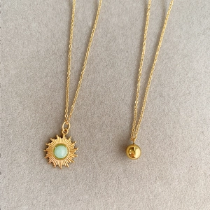 Colliers vintage en acier titane doré avec pendentif soleil et perle en pierre verte