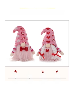 Dettaglio di gnomi di San Valentino rosa chiaro con motivi a cuore e trame a maglia