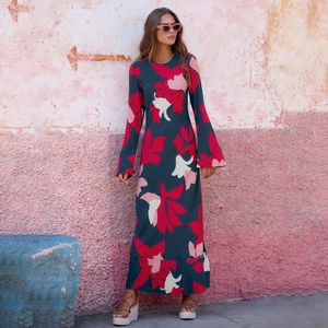 Détail d'une robe longue bleu marine à fleurs avec manches évasées et col rond