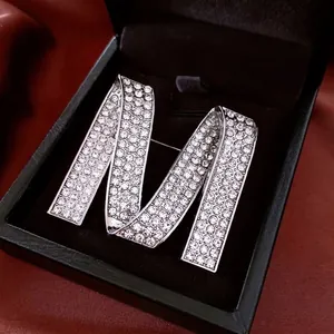 Broche Luxe Lettre M Pour Femmes Alliage Strass Épinglette Cristal Brillant Pour Costumes Bijoux Mode Accessoire