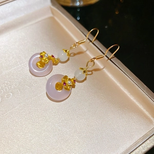 Vue détaillée de boucles d'oreilles chinoises avec calcédoine rose et détails fleuris