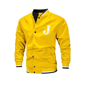 Geel varsity jack met geborduurde letter J en zwart-wit gestreepte ribboorden