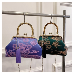 Details chinesischer Sticktaschen mit Bambusgriffen und eleganten langen Quasten