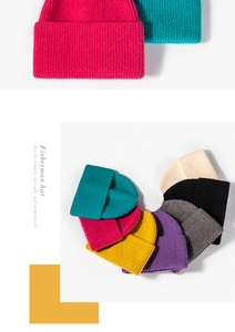 Détail de bonnets en maille côtelée disponibles en plusieurs couleurs dont rose et bleu