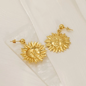 Boucles d'oreilles soleil vintage dorées avec visage souriant et finition polie chic