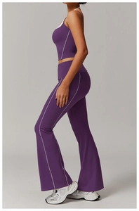 Seitenansicht des lila Yoga-Sets mit Kontraststreifen an Schlaghose und engem Sport-Top