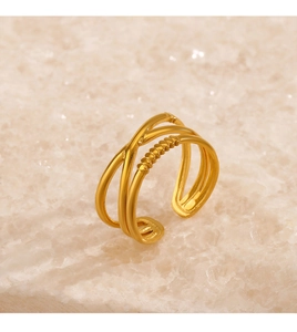 Détail de la texture entrelacée plaquée or 18 carats sur une bague croisée réglable