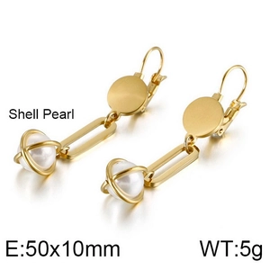 Détail de boucles d'oreilles dorées avec perles et anneaux montrant la taille 50x10mm