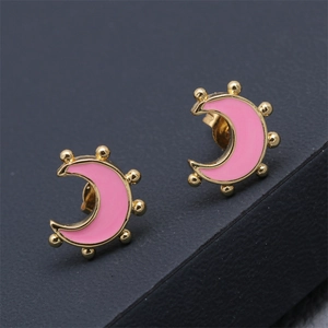 Vue macro de boucles d'oreilles lune en émail rose doré avec bords en micro-perles