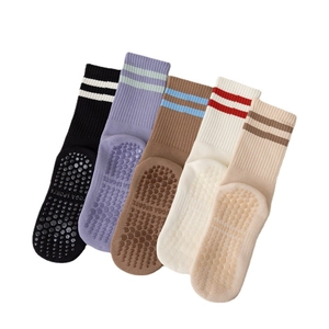 Cinq paires de chaussettes de yoga en coton antidérapantes avec grips en silicone