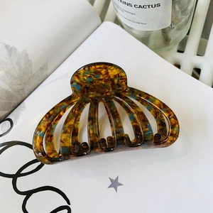 Détail de la grande pince à cheveux en acétate de haute qualité avec motif ambre chic