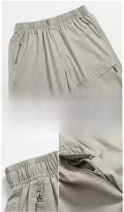 Details von hellgrauer Cargohose mit elastischem Bund und Reißverschlusstasche