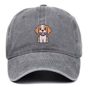Détail de la broderie beagle sur une casquette de baseball en denim gris foncé lavé