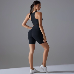 Dettaglio del set sportivo nero senza cuciture a vita alta per yoga e fitness