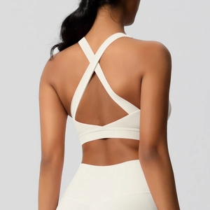 Detail van het cross-back ontwerp op een ivoren sportbeha met hoge impact voor fitness
