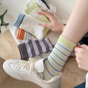 Détail de chaussettes en coton à rayures avec texture en maille douce et design côtelé