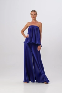 Dettaglio completo set a pieghe blu scuro con top a fascia e pantaloni a gamba larga