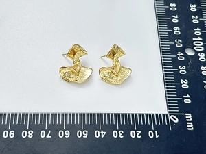 Mesure détaillée de boucles d'oreilles texturées en éventail plaquées or 18 carats au réglet
