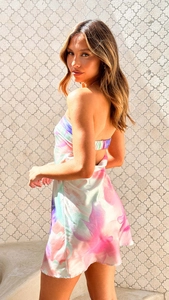 Vue détaillée du dos de la mini-robe en satin rose à fleurs avec un design dos nu chic