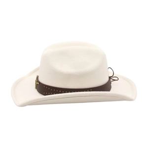 Détail d'un chapeau de cowboy blanc en feutre avec bande en cuir, clous et breloque cheval