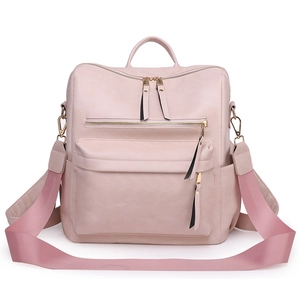 Detailansicht eines rosa PU-Lederrucksacks mit goldenen Reißverschlüssen und Gurt
