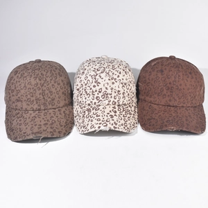 Cappellini da baseball leopardati in tre colori con dettaglio visiera logora vintage